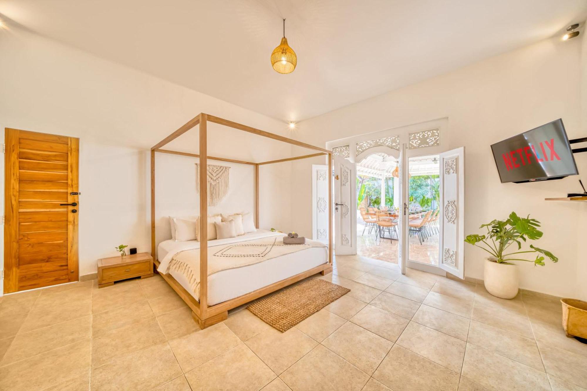 Villa Cologne - 6 Bdr Villa, 2 Private Pools & Huge Garden, Walk To The