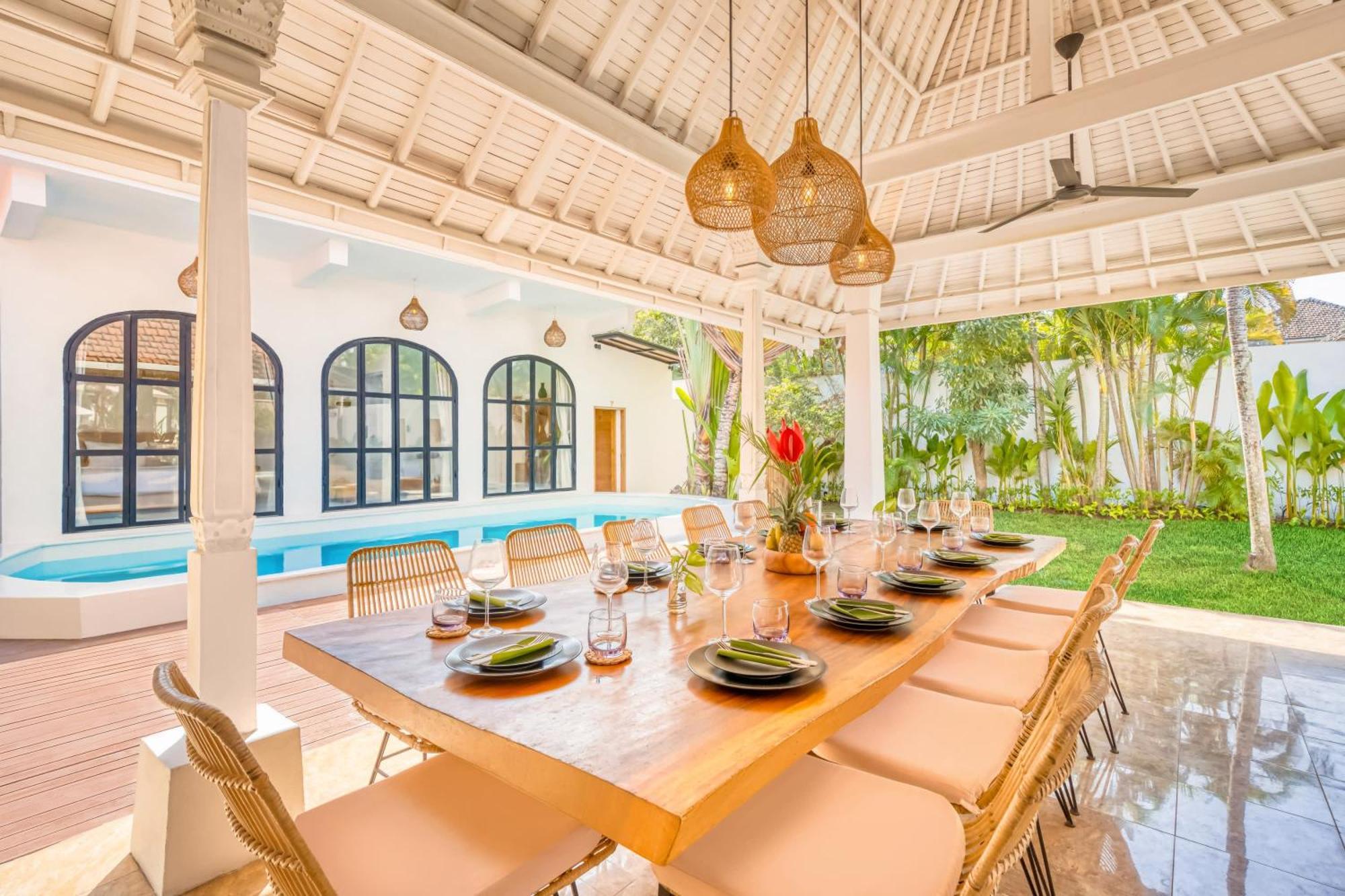 Villa Cologne - 6 Bdr Villa, 2 Private Pools & Huge Garden, Walk To The